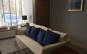 40 Newgate Barnard Castle -Central Location - Court Yard - Dog Friendly - Sleeps 7 - Wood Burner - Complimentary Logs & Wine - Smart Tv